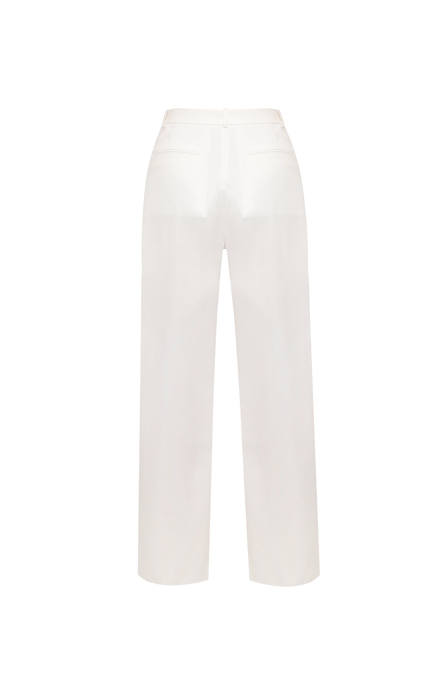 White trousers with pockets