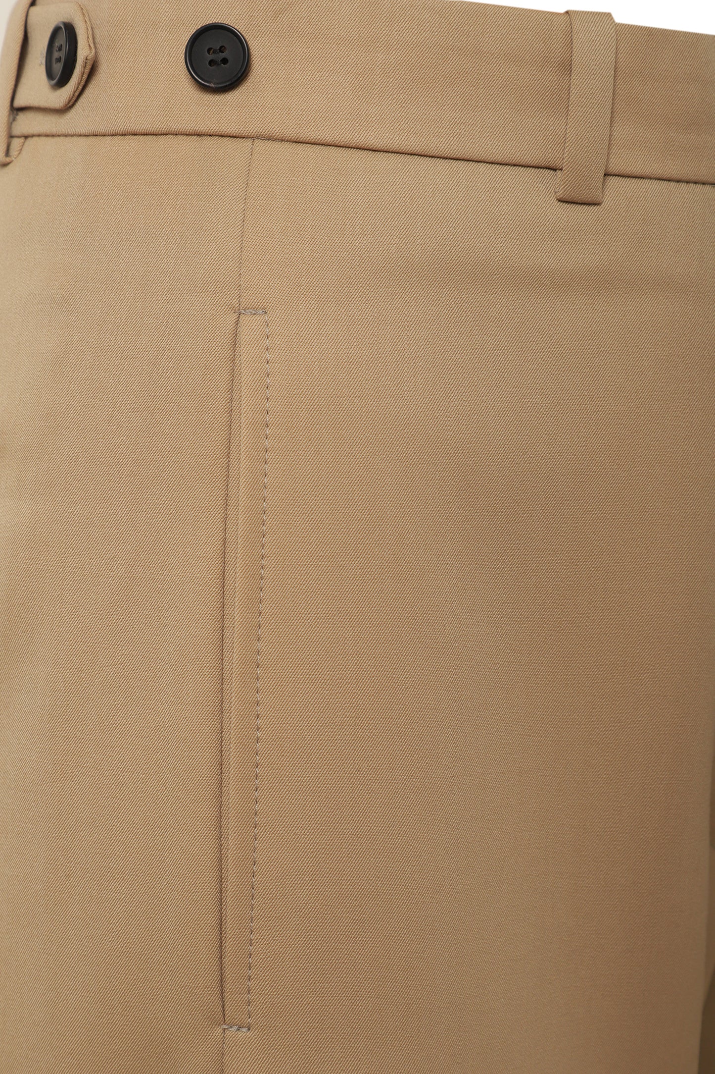 Trousers with seams at the front