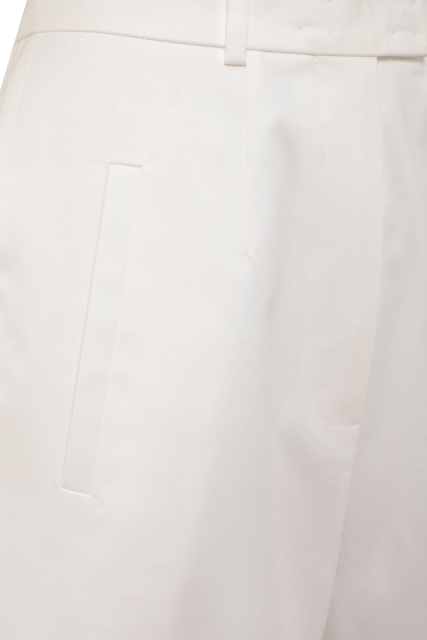 White trousers with pockets