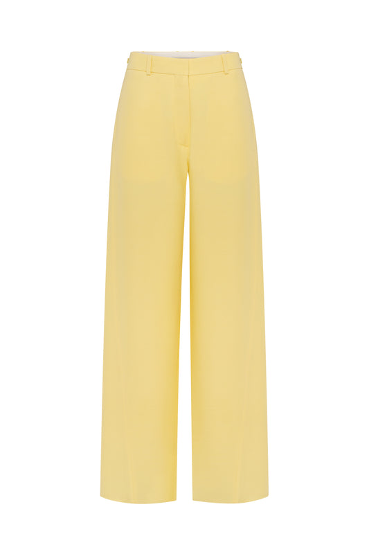 Trousers with seams at the front