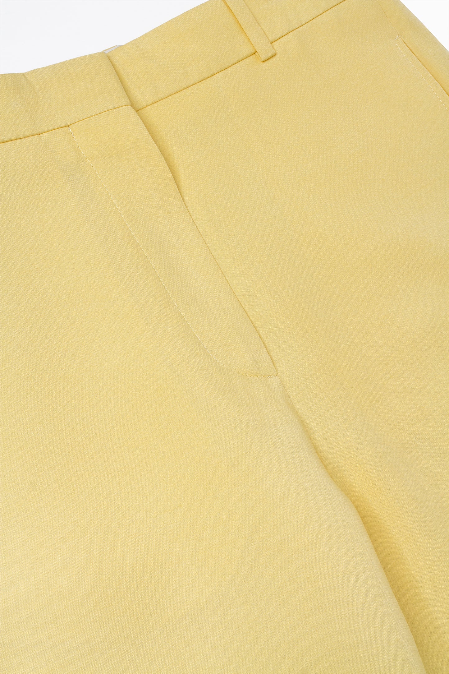 Trousers with seams at the front