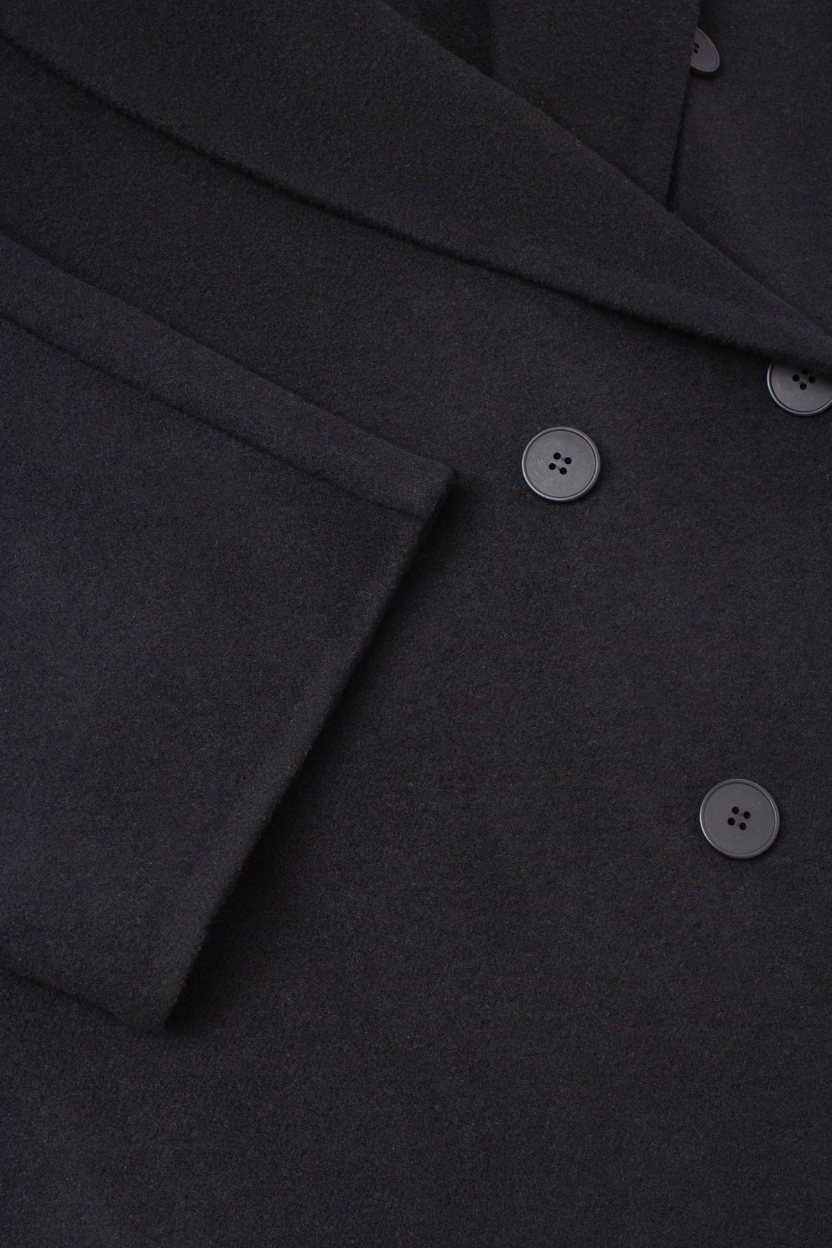 Short coat with wide sleeves