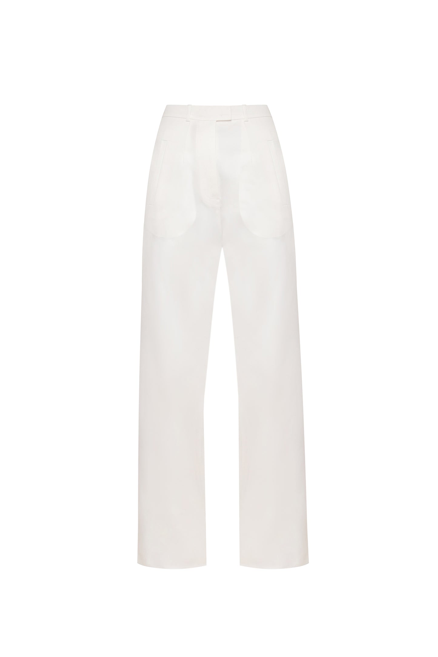 White trousers with pockets