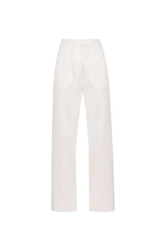 White trousers with pockets
